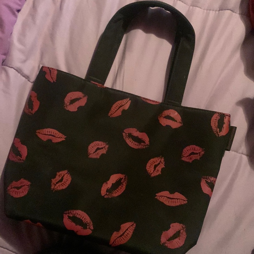 Kiss mark purse